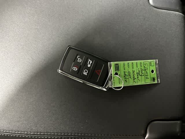 2023 Land Rover Defender SE