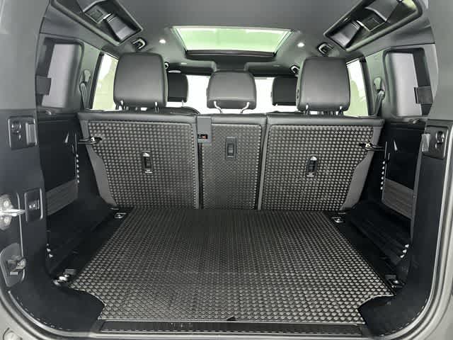 2023 Land Rover Defender SE