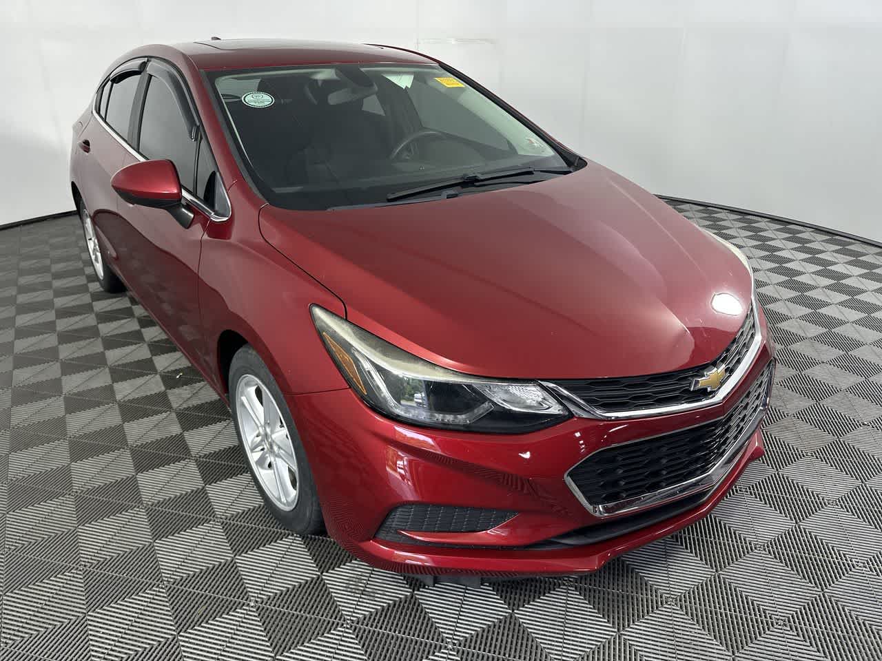 Used 2018 Chevrolet Cruze LT with VIN 3G1BE6SM1JS588717 for sale in Rushville, IN