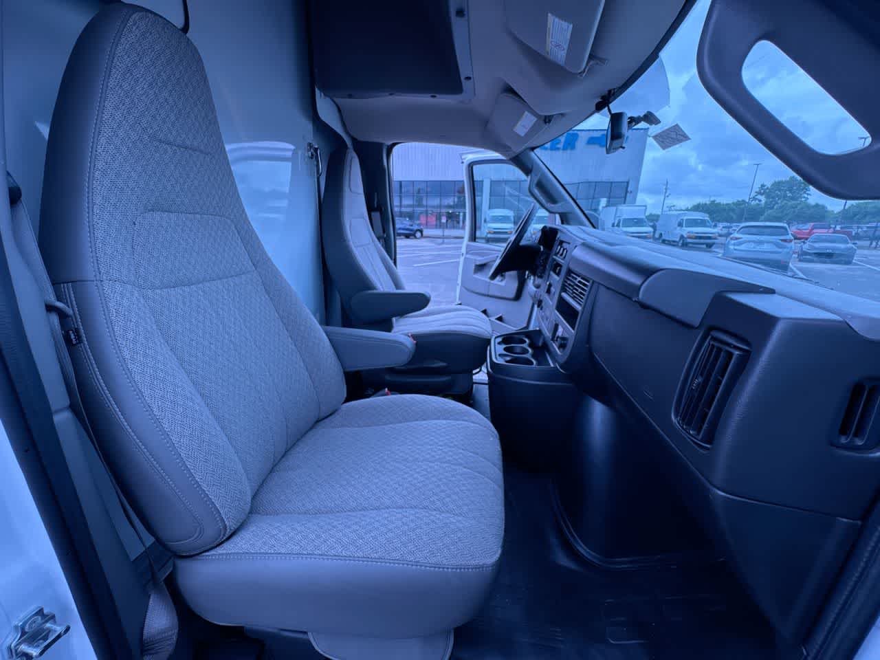 2025 Chevrolet Express Cutaway 3500 1WT