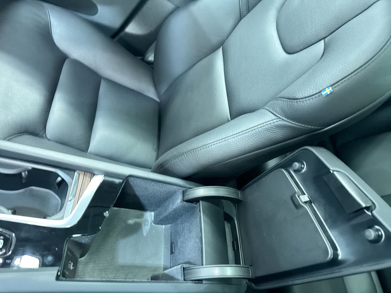 2023 Volvo XC60 Plus Dark Theme