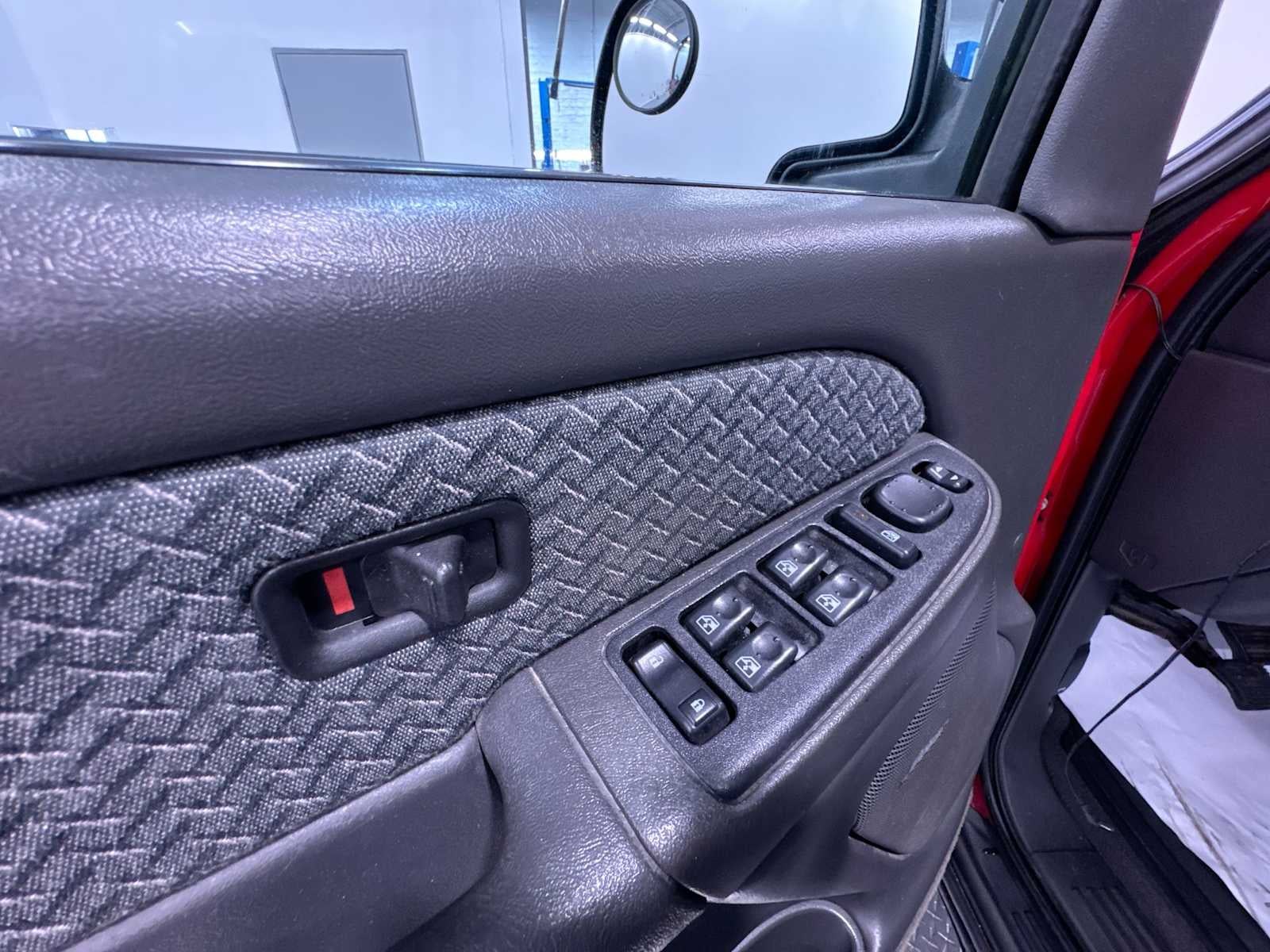 2004 Chevrolet Avalanche 1500 5dr Crew Cab 130" WB 4WD