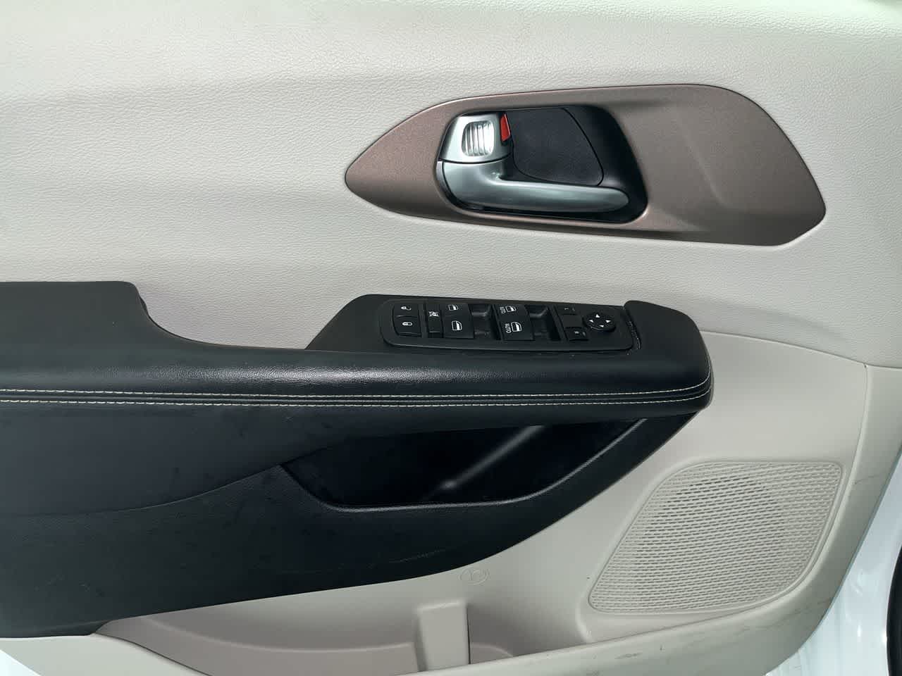 2024 Chrysler Voyager LX