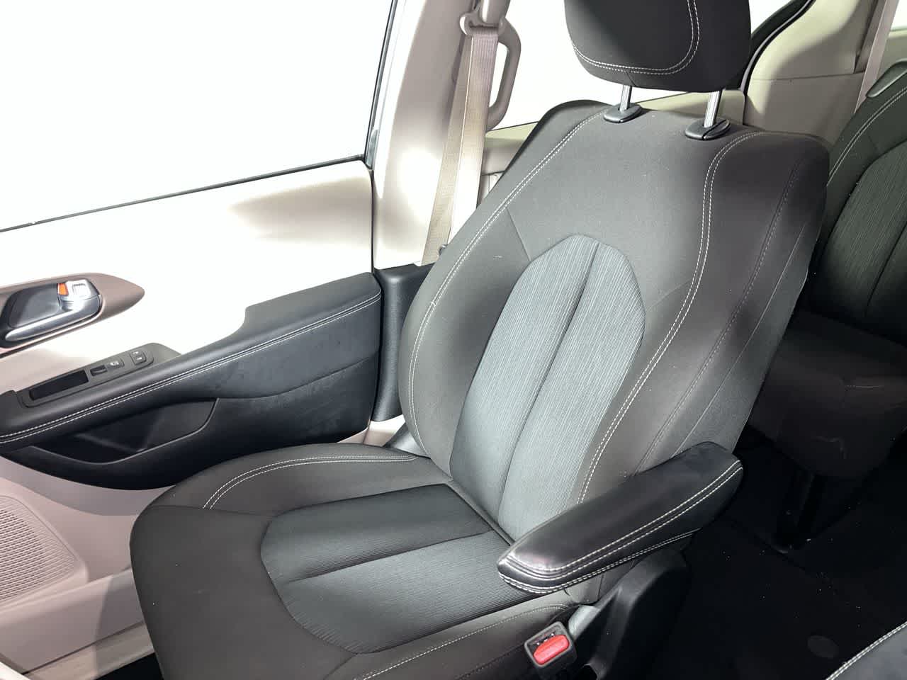 2024 Chrysler Voyager LX